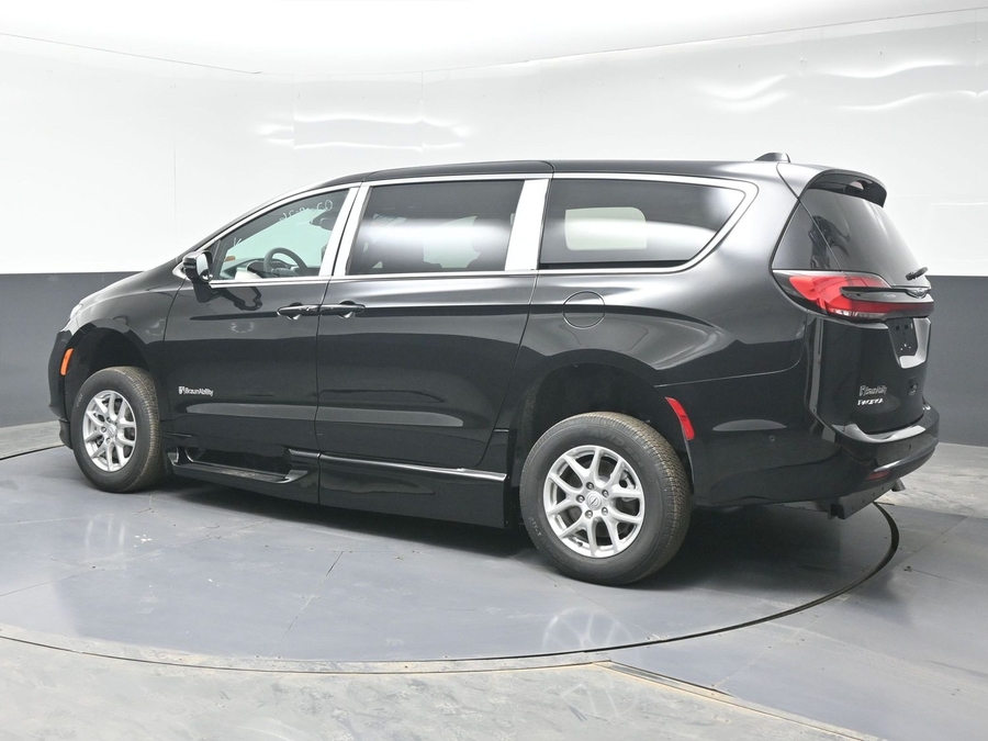 Black Chrysler Pacifica image number 3