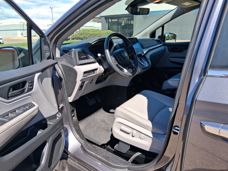 Grey Honda Odyssey image number 3