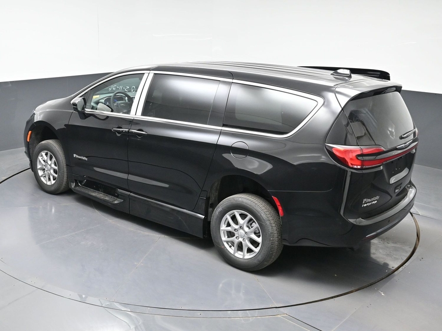 Black Chrysler Pacifica image number 21