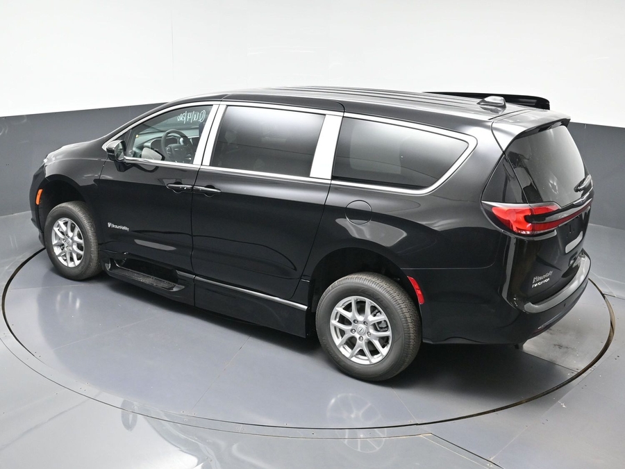 Black Chrysler Pacifica image number 21
