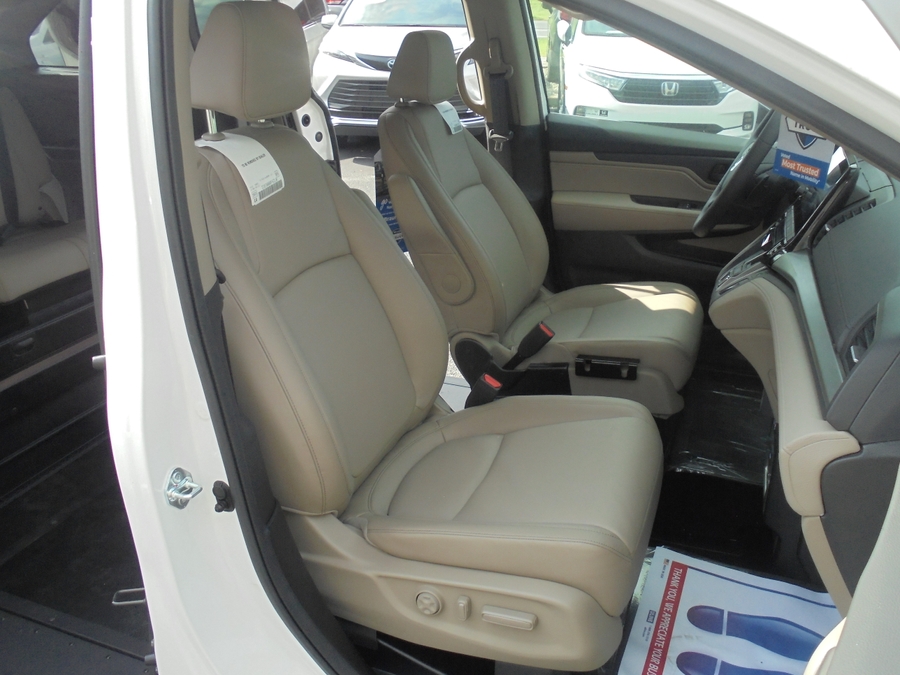 White Honda Odyssey image number 20