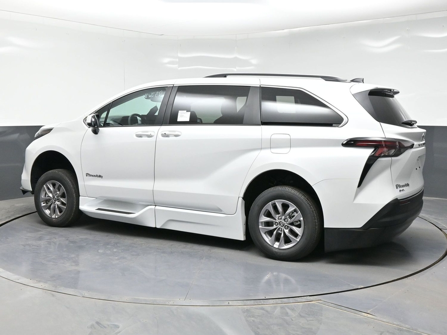 New 2026 Toyota Sienna Hybrid XLE Base - BraunAbility Side Entry Entry Fold Out Automatic Ramp
