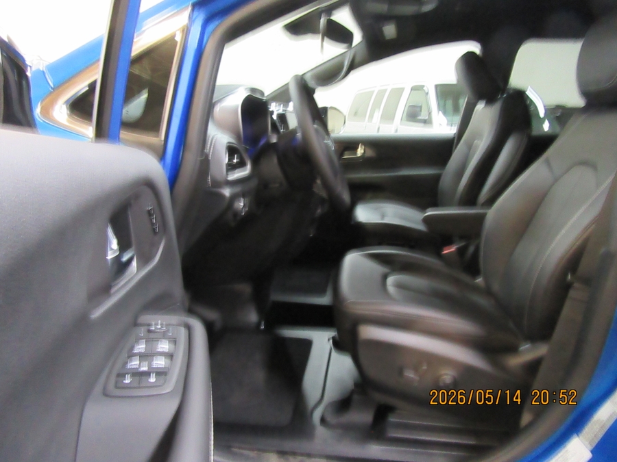 Blue Chrysler Pacifica image number 28