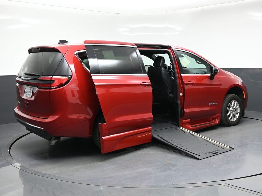 Used 2025 Chrysler Pacifica Select - BraunAbility Side Entry In Floor Automatic Ramp