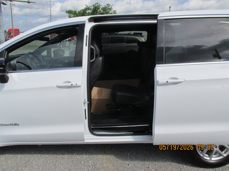 White Chrysler Voyager image number 13