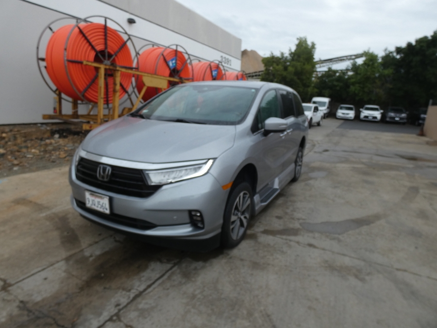 Silver Honda Odyssey image number 10