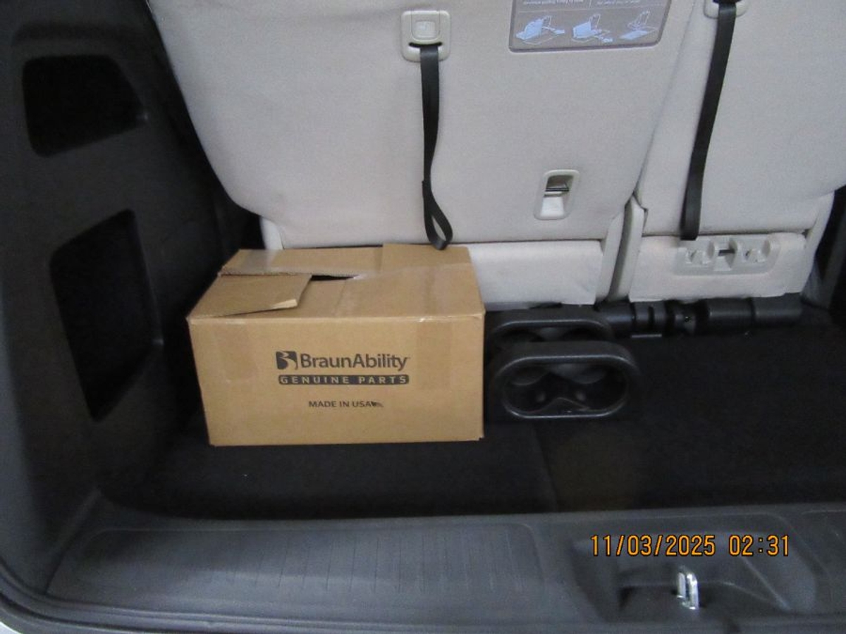 Silver Honda Odyssey image number 4