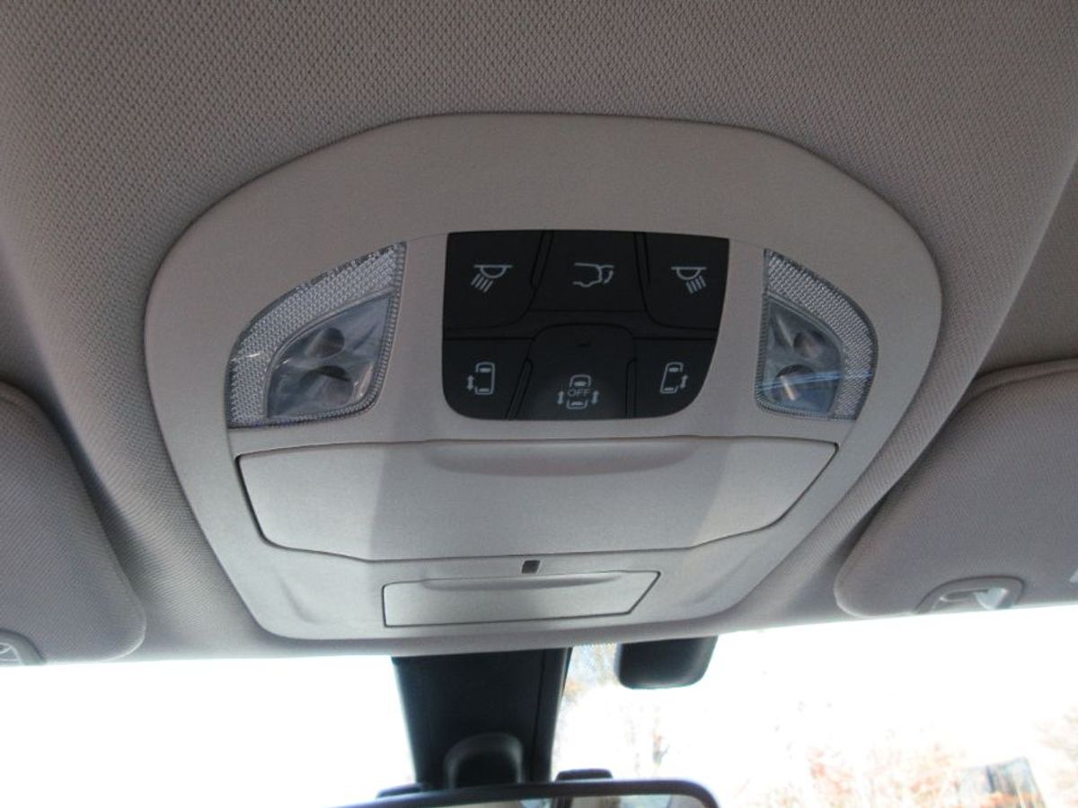 Black Chrysler Pacifica image number 7