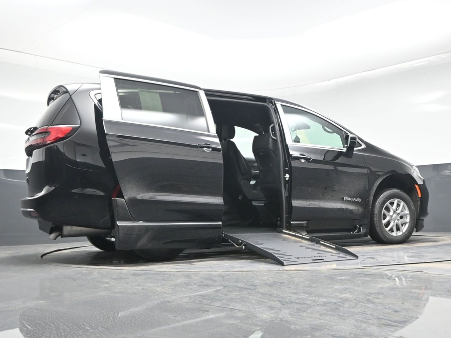 Black Chrysler Pacifica image number 21