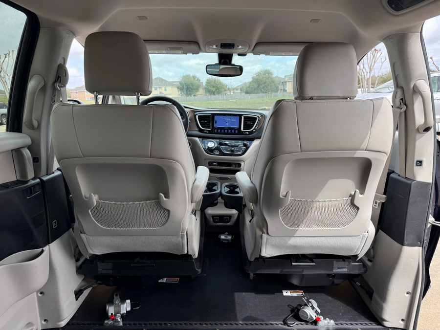 Blue Chrysler Pacifica image number 13