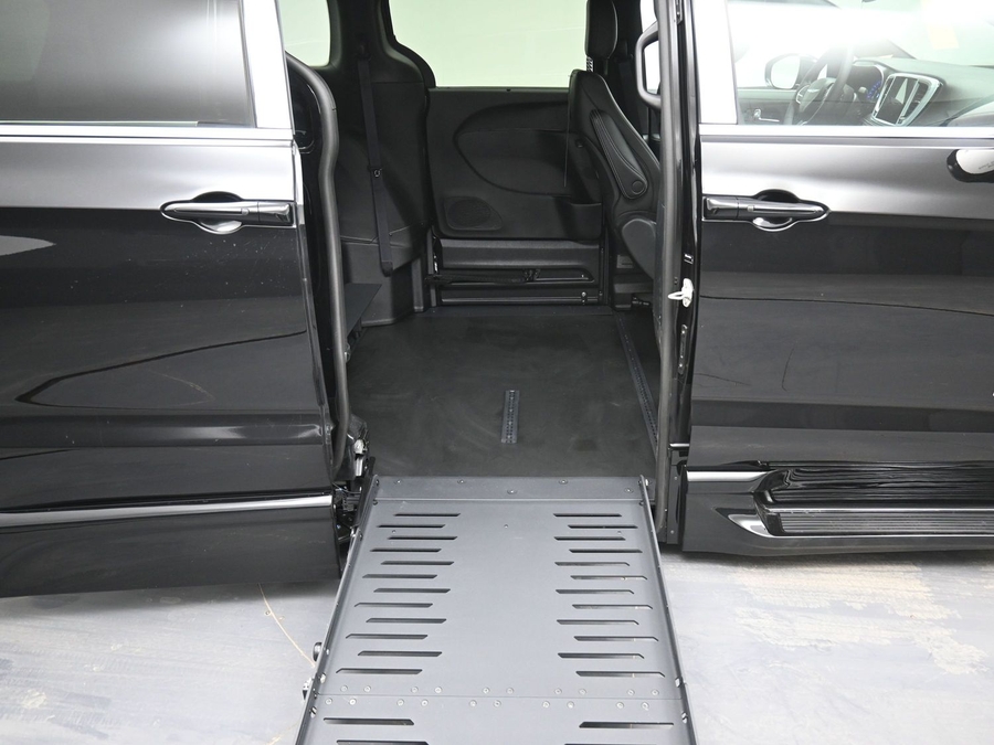 Black Chrysler Pacifica image number 11