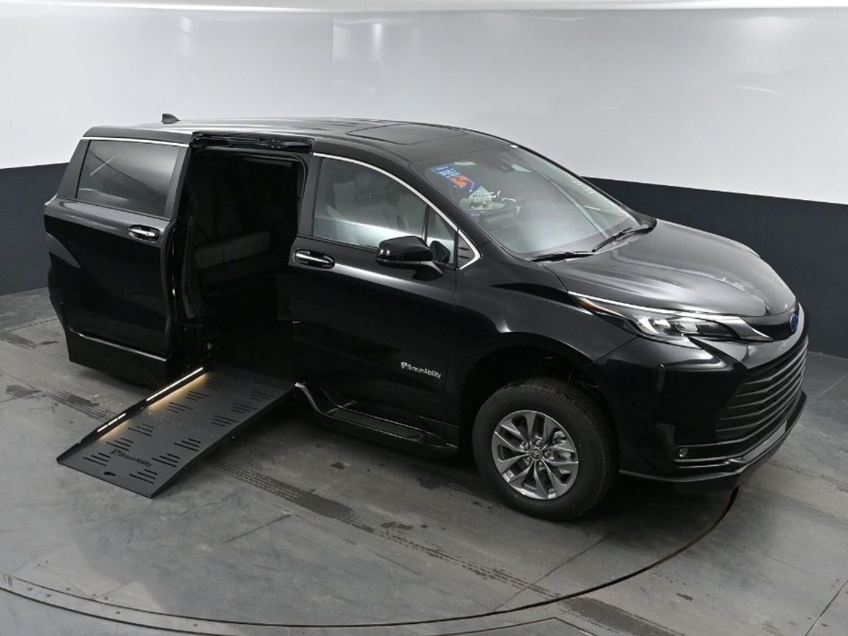 2025 TOYOTA SIENNA - Image 23