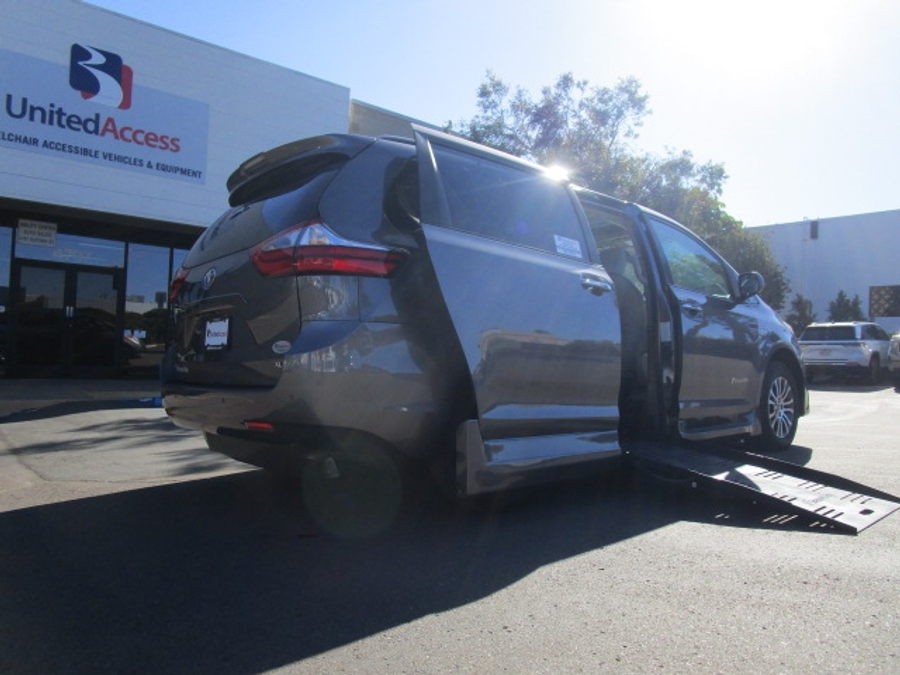 Used 2019 Toyota Sienna XLE Base - BraunAbility Side Entry Entry Fold Out Automatic Ramp