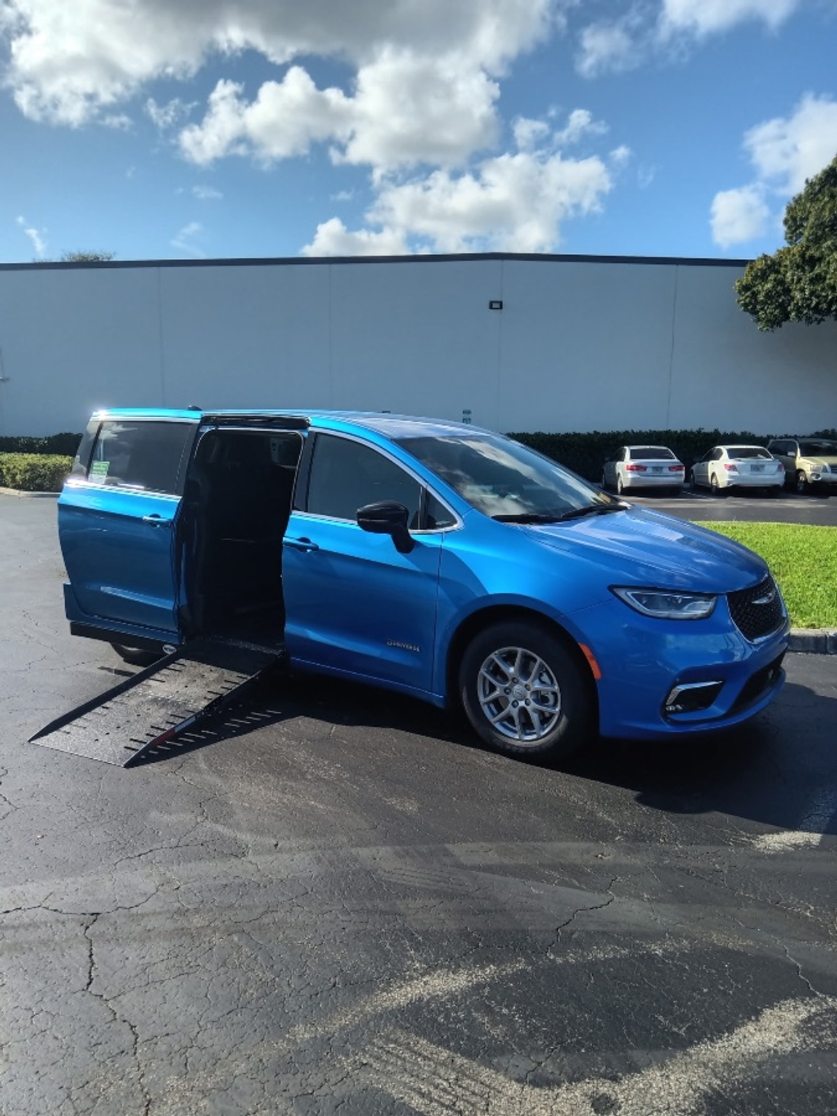 Blue Chrysler Pacifica image number 7