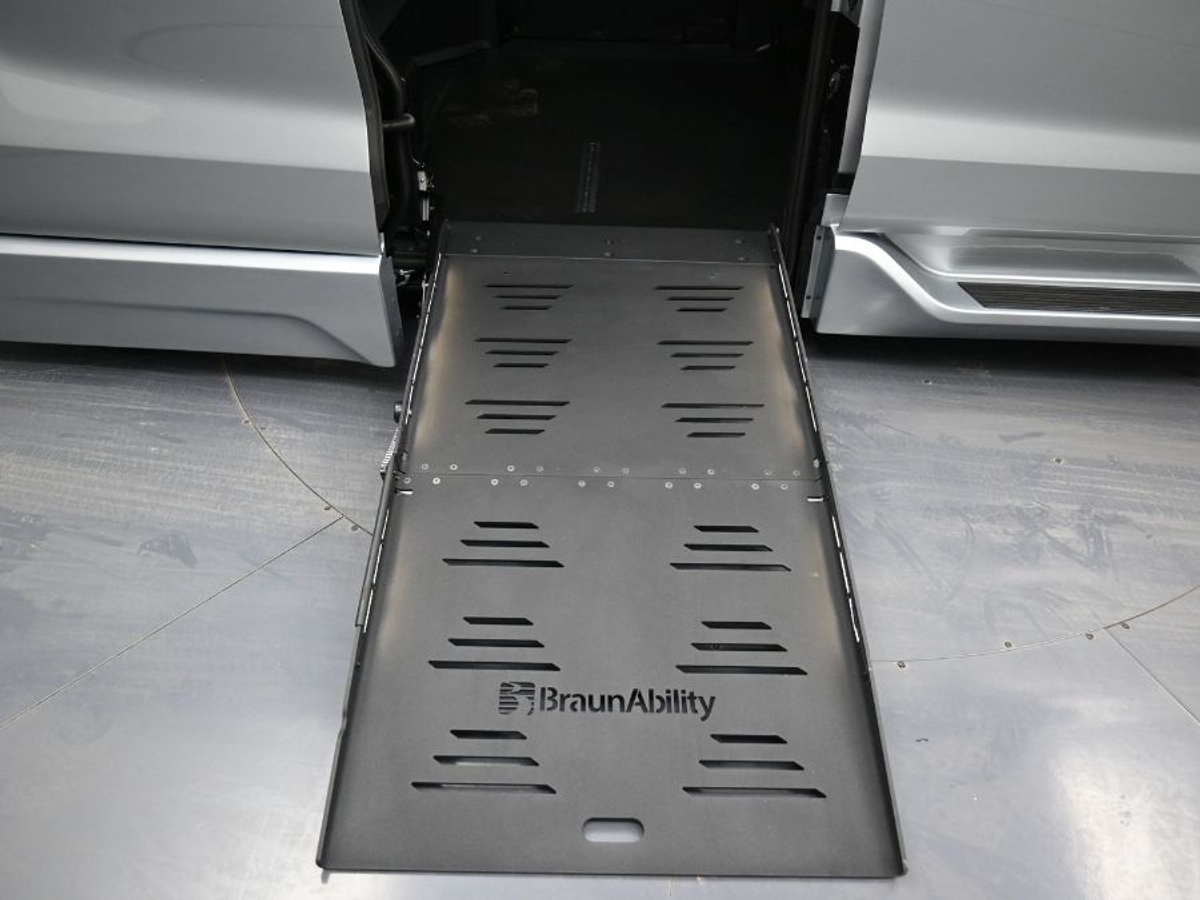 Silver Toyota Sienna image number 10