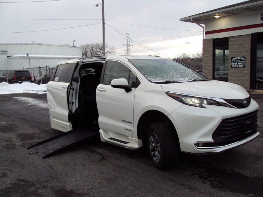 Used 2021 Toyota Sienna Hybrid XLE Base - BraunAbility Side Entry Entry Fold Out Automatic Ramp