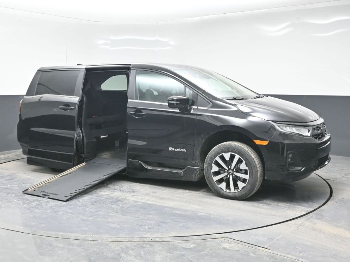 Black Honda Odyssey with Side Entry Automatic In Floor ramp