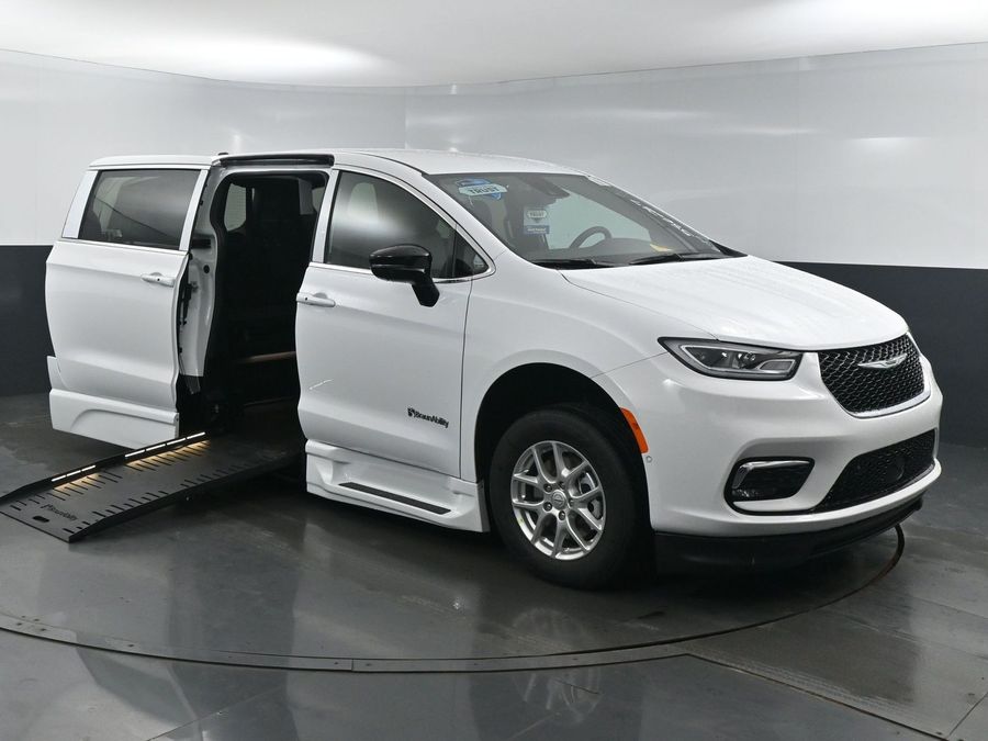 New 2025 Chrysler Pacifica Select Safety - BraunAbility Side Entry Entry Fold Out Automatic Ramp