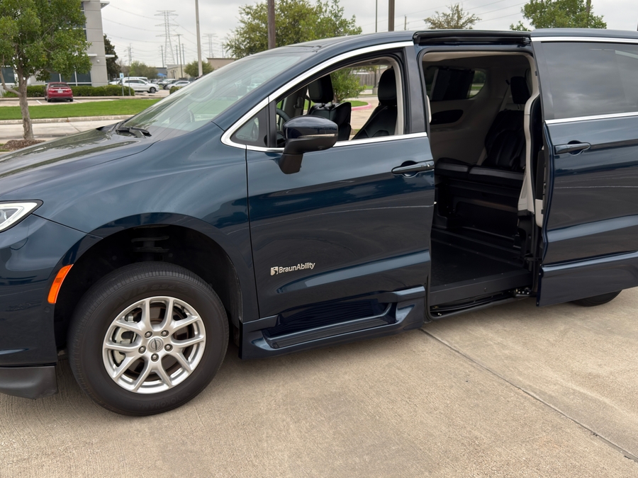 Used 2023 Chrysler Pacifica Touring L Plus - BraunAbility Side Entry Entry In Floor Automatic Ramp