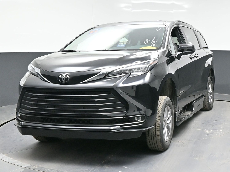 Black Toyota Sienna image number 1