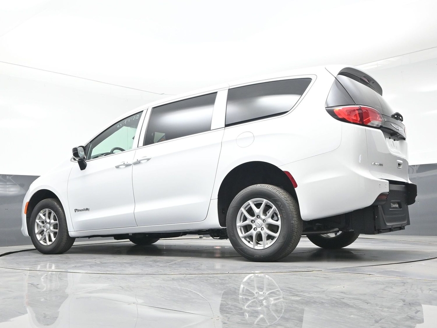 White Chrysler Voyager image number 9