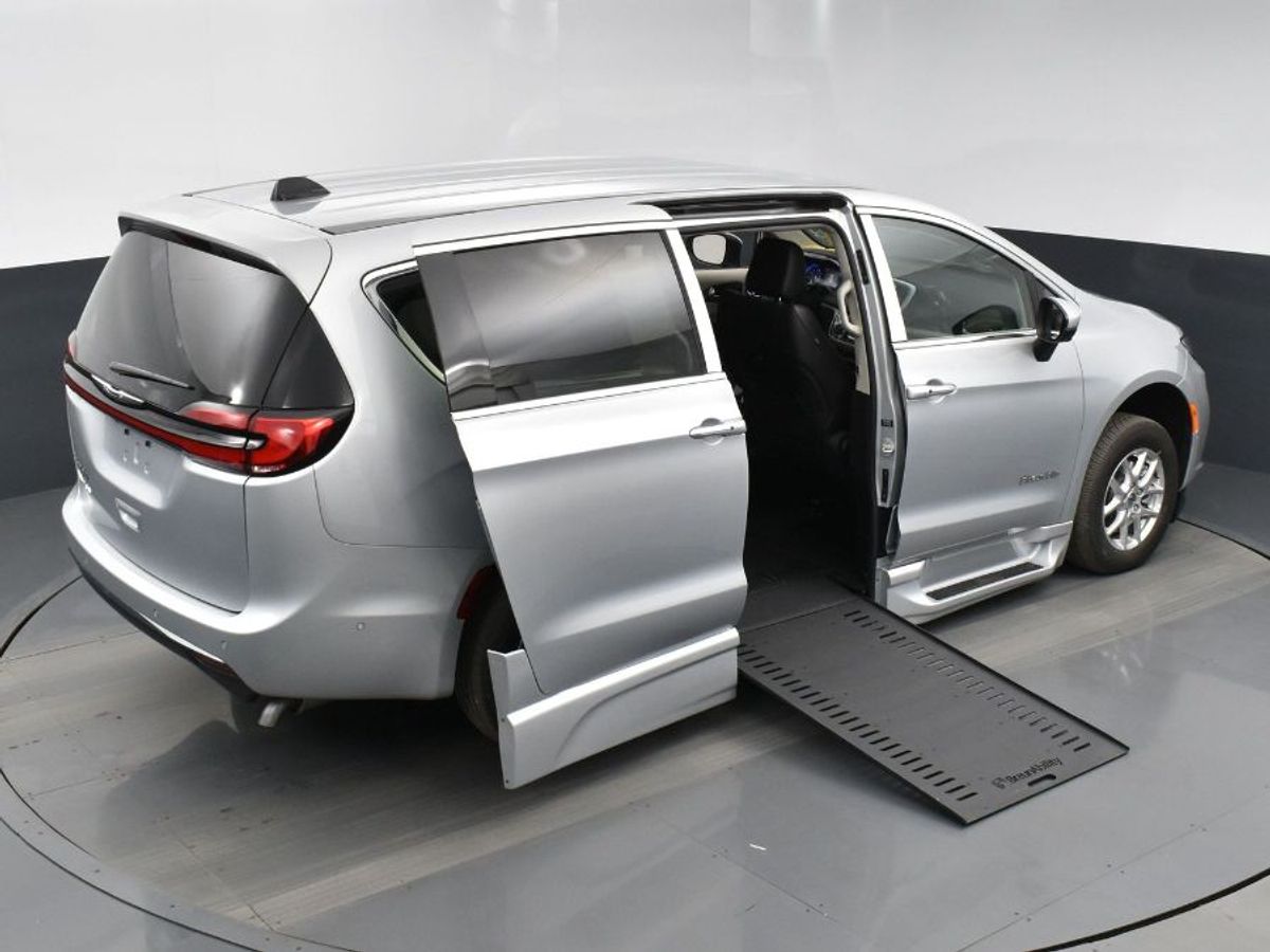 2023 Chrysler Pacifica Touring L's photo