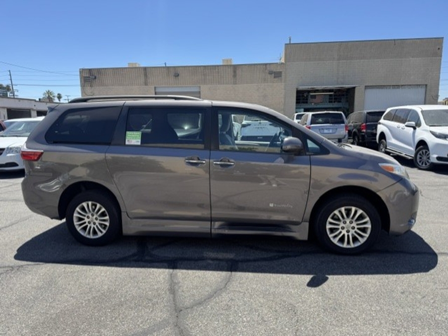 Grey Toyota Sienna image number 3