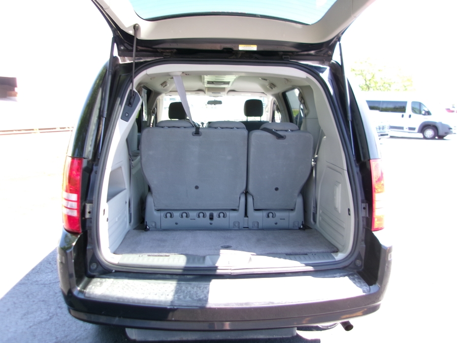 Black Chrysler Town and Country image number 15