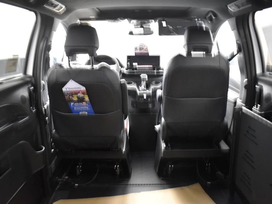 New 2025 Toyota Sienna Hybrid LE - BraunAbility Side Entry Entry Fold Out Automatic Ramp