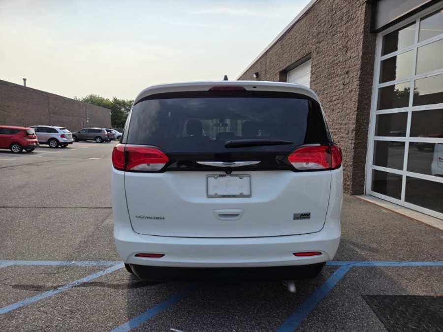 White Chrysler Voyager image number 4