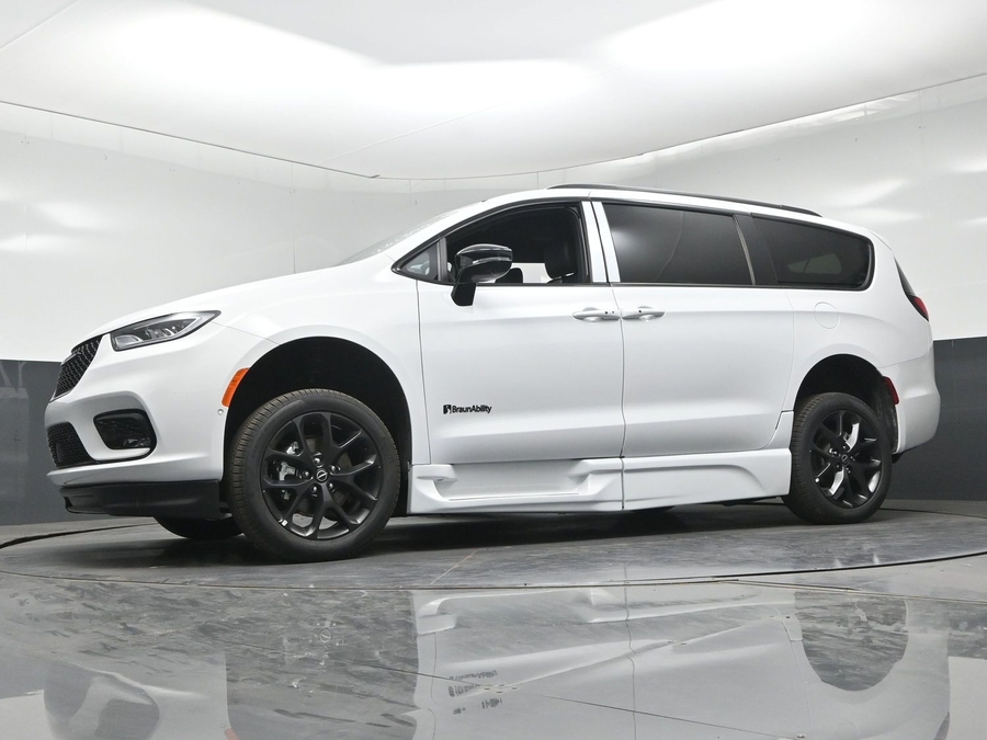 New 2026 Chrysler Pacifica Select Sport - BraunAbility Side Entry Fold Out Automatic Ramp