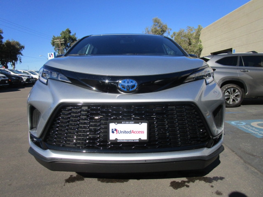 New 2025 Toyota Sienna Hybrid XSE - BraunAbility Side Entry Entry Fold Out Automatic Ramp