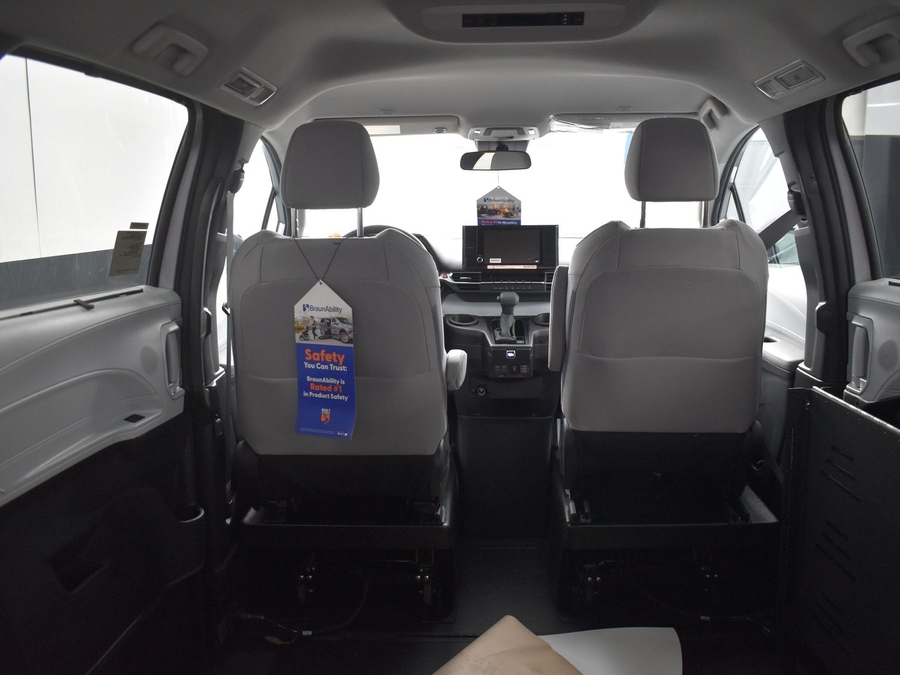 New 2025 Toyota Sienna Hybrid LE - BraunAbility Side Entry Entry Fold Out Automatic Ramp