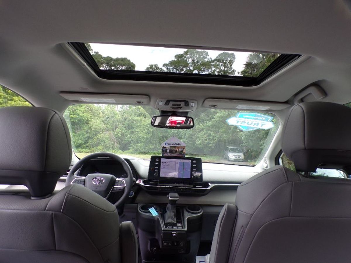 Silver Toyota Sienna image number 10