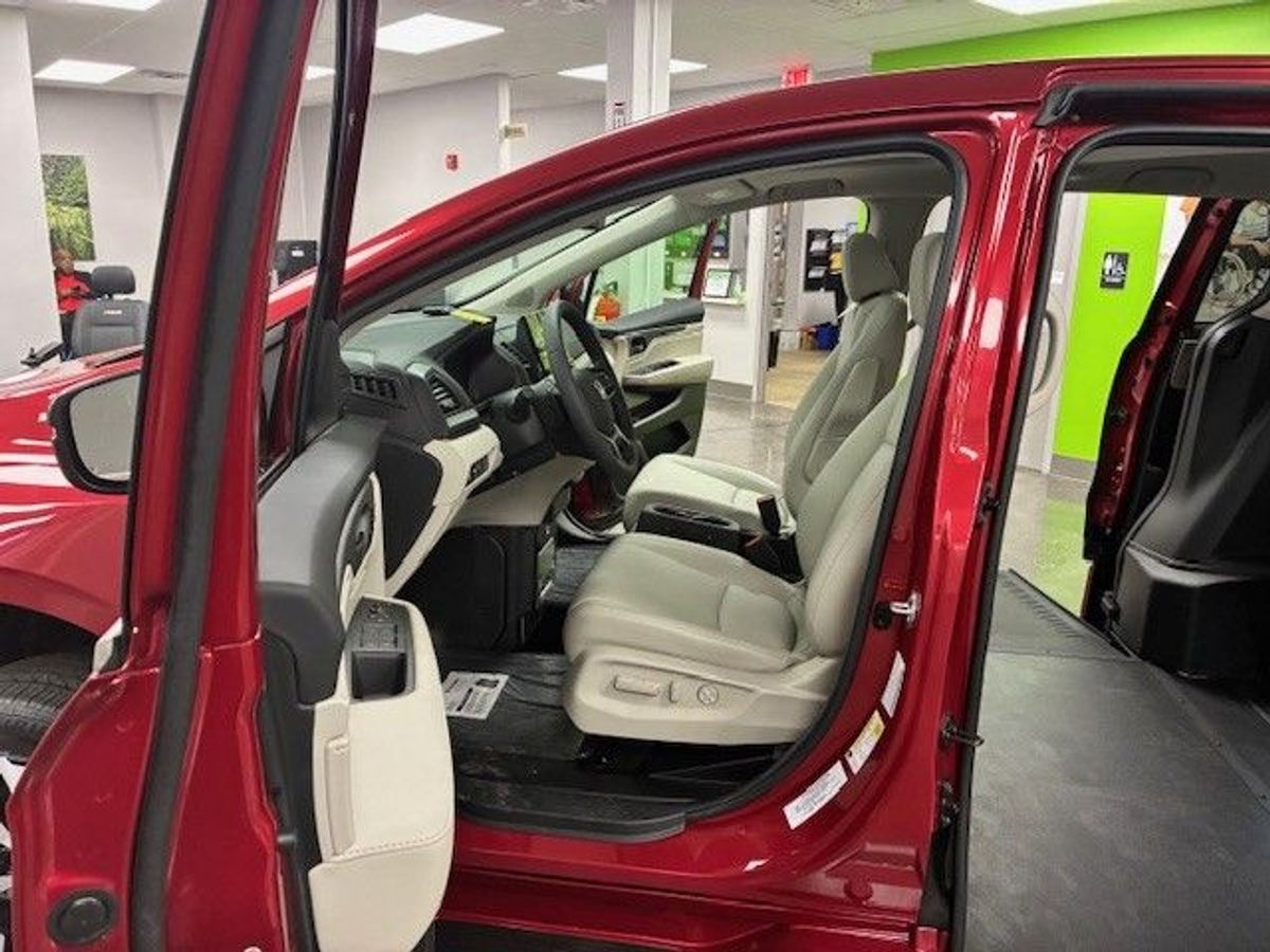 Red Honda Odyssey image number 3