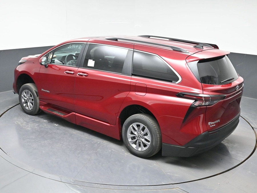 Red Toyota Sienna image number 21