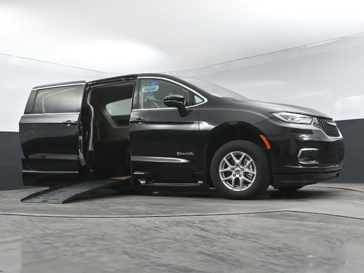 Black Chrysler Pacifica image number 8