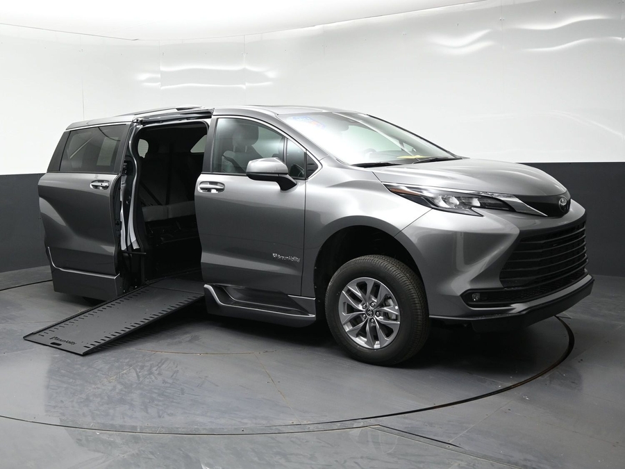 New 2026 Toyota Sienna Hybrid XLE Base - BraunAbility Side Entry In Floor Automatic Ramp