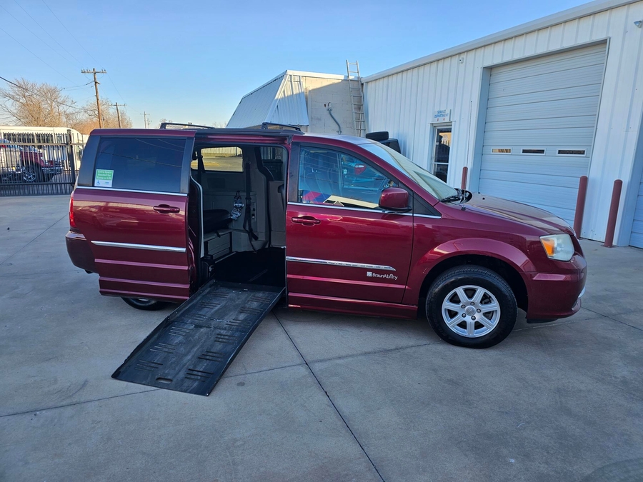  Chrysler Town and Country with Side Entry Automatic Fold Out ramp