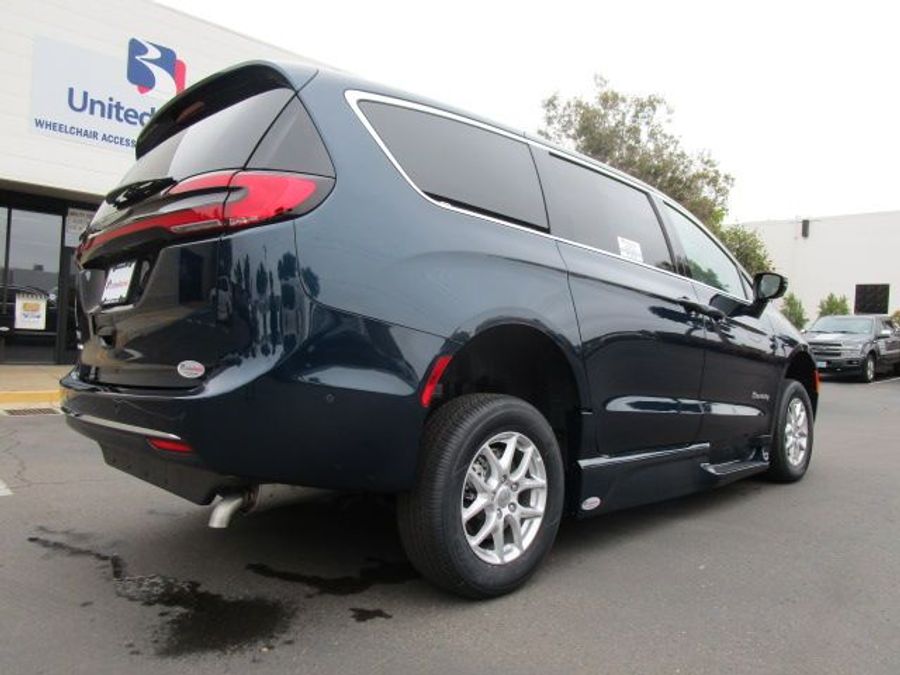 New 2025 Chrysler Pacifica Select Safety - BraunAbility Side Entry Entry In Floor Automatic Ramp