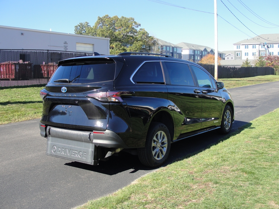 Black Toyota Sienna image number 6