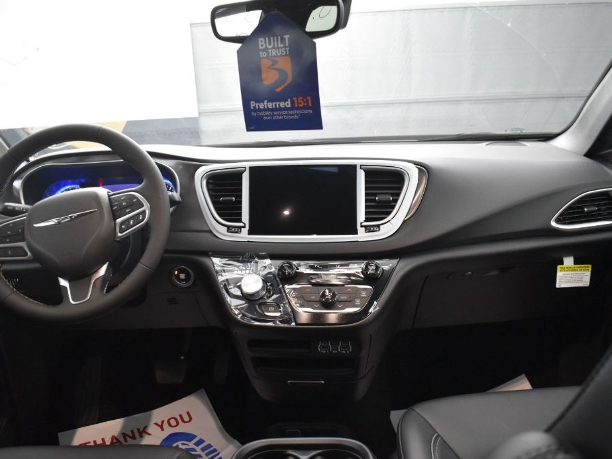 2025 CHRYSLER VOYAGER - Image 13