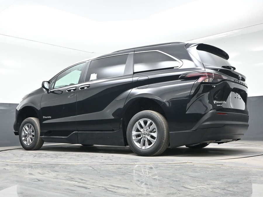 Black Toyota Sienna image number 20