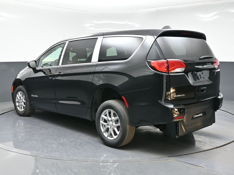 Black Chrysler Voyager image number 2