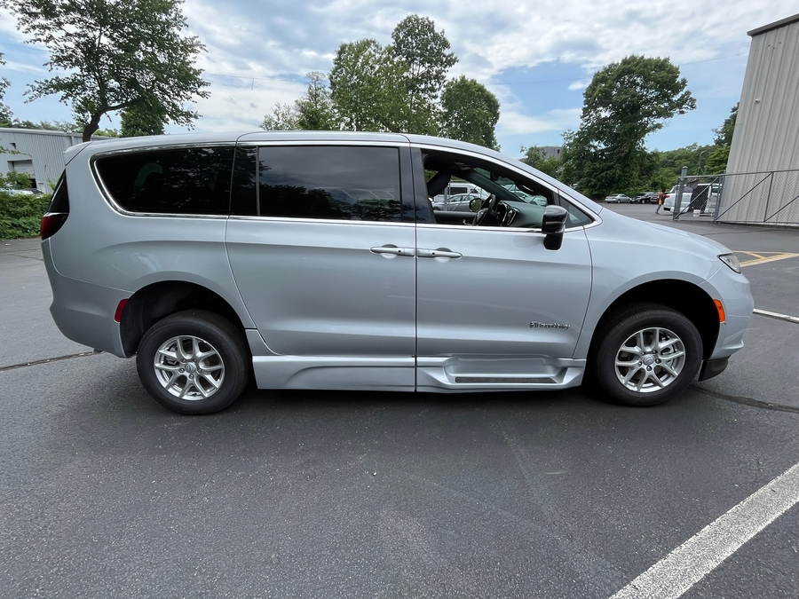 Silver Chrysler Pacifica image number 12