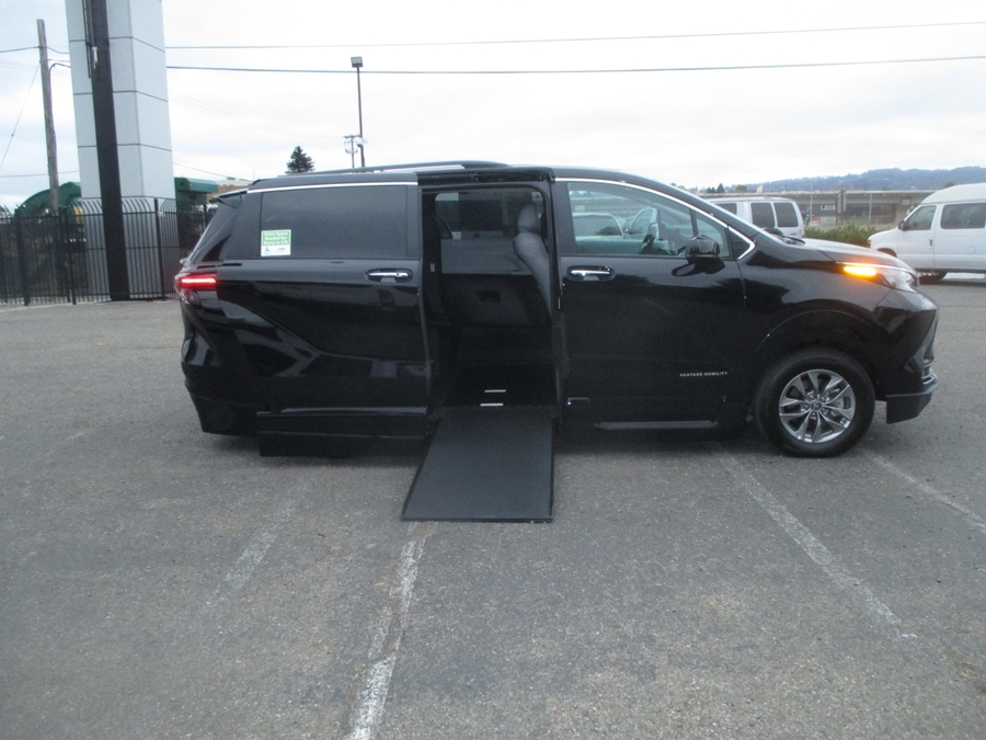 Black Toyota Sienna image number 5