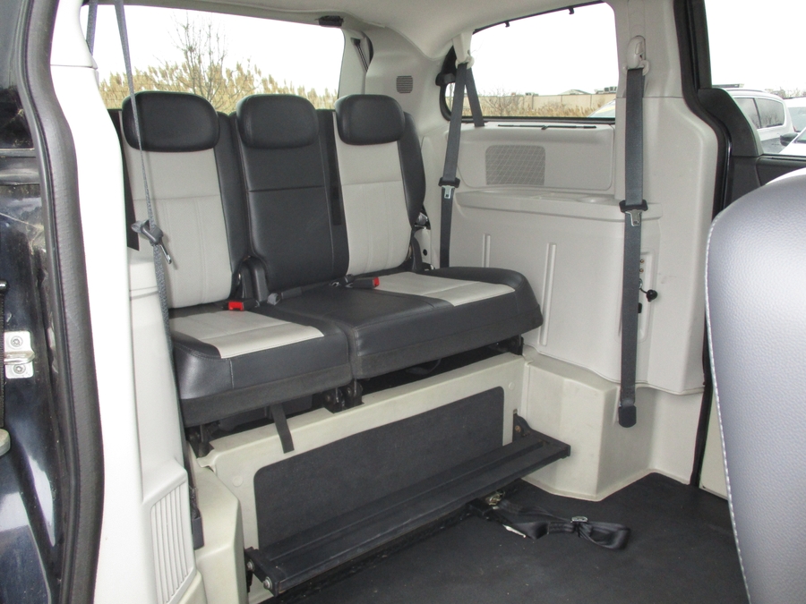 2010 CHRYSLER TOWN AND COUNTRY - Image 13