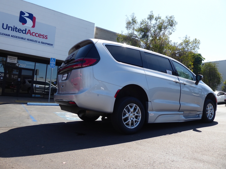 2023 Chrysler Pacifica Touring L - Photo 6