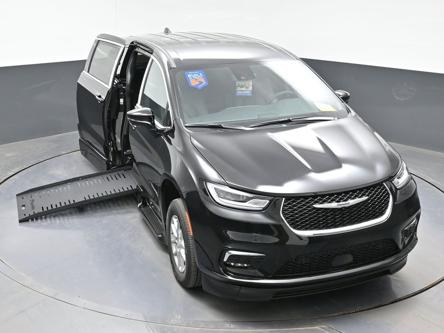 Black Chrysler Pacifica image number 19