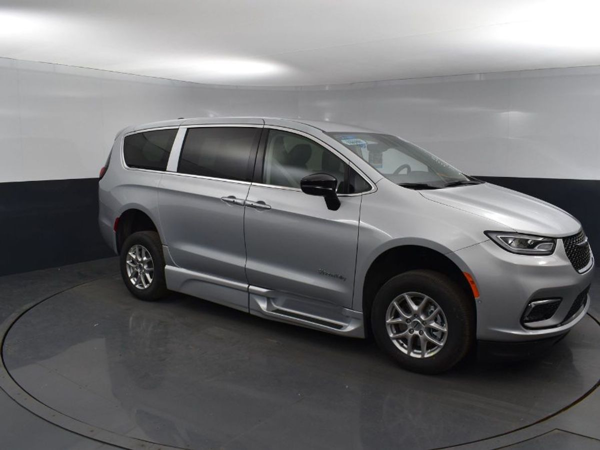 Silver Chrysler Pacifica image number 2
